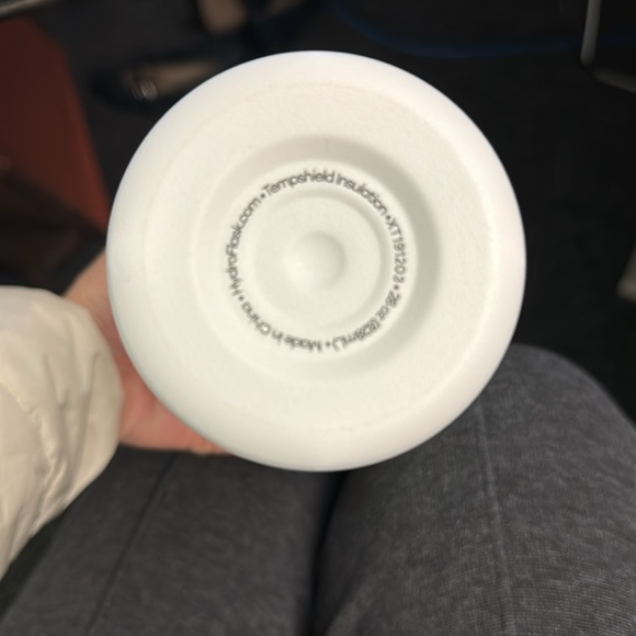 Hydro Flask 28 oz tumbler - Picture 2 of 6